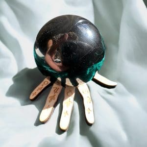 Alternative view of houten bolhouder - hand - 4