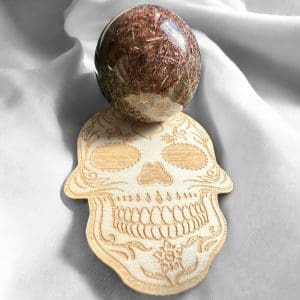 Alternative view of houten bolhouder - skull - 16