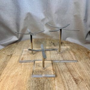 Metalen edelsteen/mineralen houder op acryl stolp - S