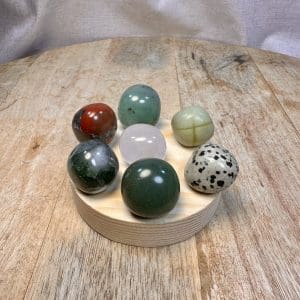 Alternative view of Houten trommelsteen/bollen display