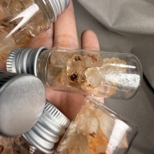 Alternative view of Petroleum kwarts in flesje - random pick