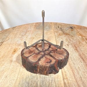 Metalen edelsteen/mineralen houder op hout