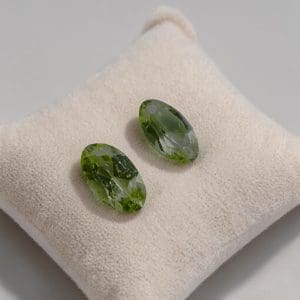 Alternative view of Geslepen Cabochon - Peridoot 2 stuks - 56