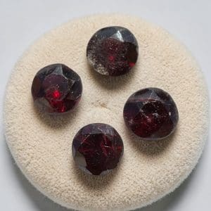 Alternative view of Geslepen Cabochon - Rhodoliet 4 stuks - 73