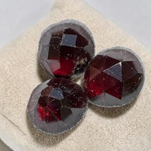 Alternative view of Geslepen Cabochon - Rhodoliet 3 stuks- 74