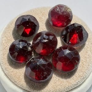 Alternative view of Geslepen Cabochon - Rhodoliet 7 stuks - 75