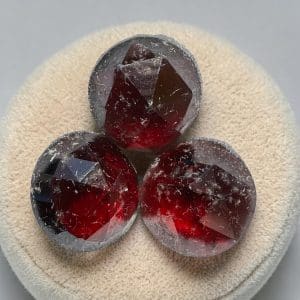 Alternative view of Geslepen Cabochon - Rhodoliet 3 stuks - 77