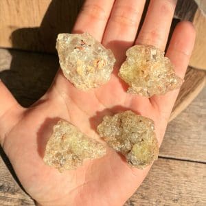Alternative view of Hyaliet opaal clusters - 2,5 cm - random pick