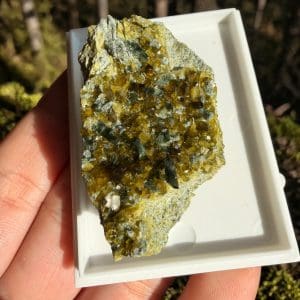 Epidoot met diopside cluster in vensterdoosje