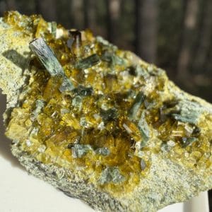 Alternative view of Epidoot met diopside cluster in vensterdoosje