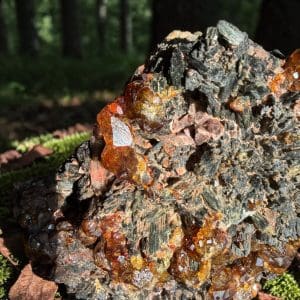 Alternative view of Elite pick! Andradiet cluster op plateau