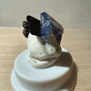 Benitoiet en Neptuniet kristallen op matrix - 1