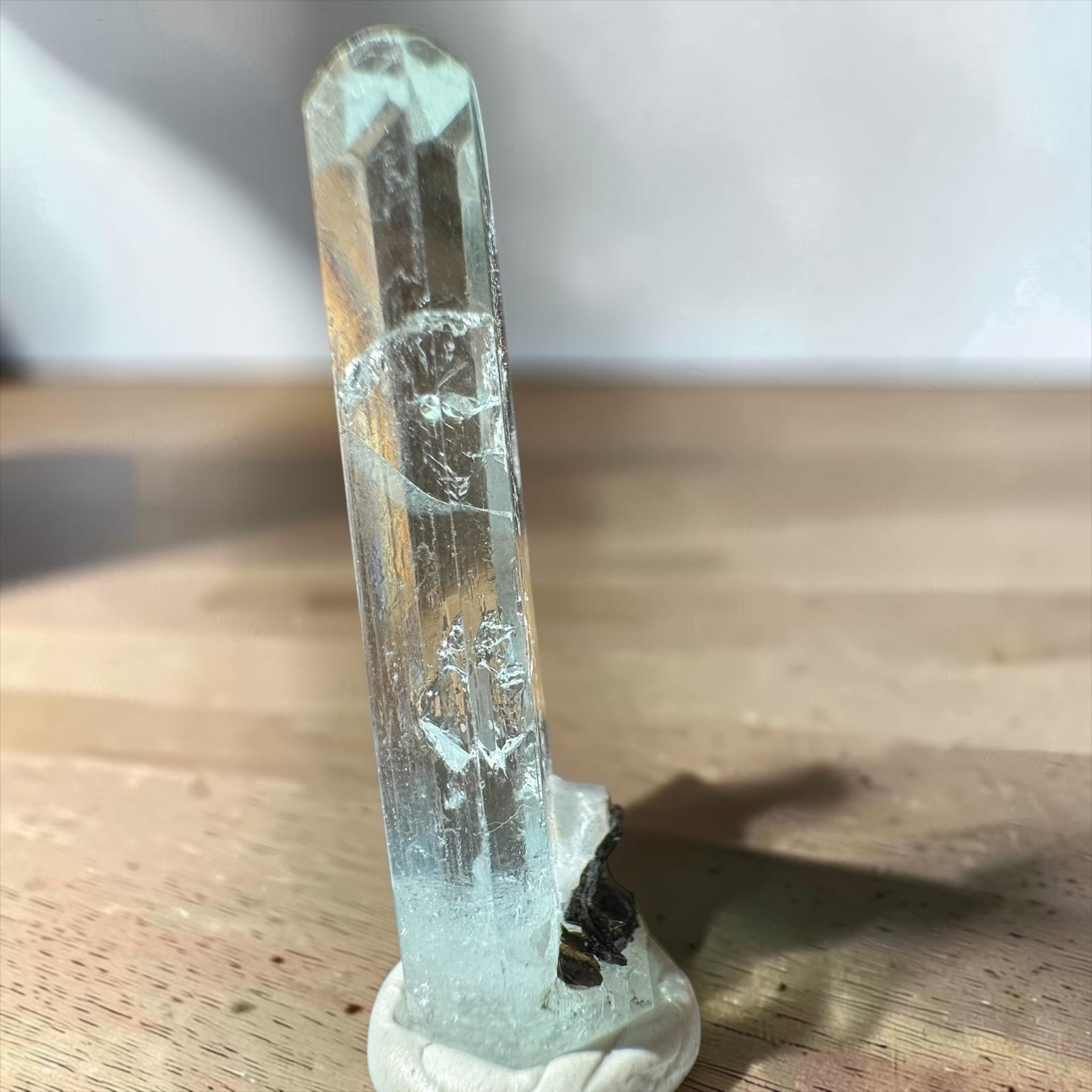 Aquamarijn kristal met toermalijn uit Shigar Valley, Pakistan - Afbeelding 3