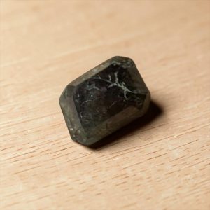 Alternative view of Sphene facet geslepen cabochon (Titaniet)
