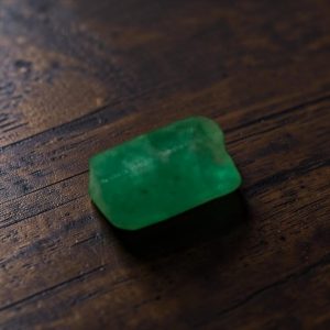 Alternative view of Smaragd facet geslepen kristal uit Colombia