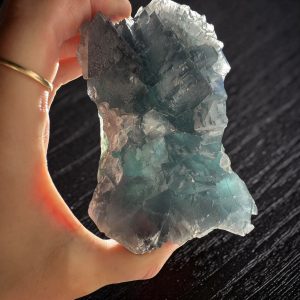 Alternative view of Blauwe "ice" fluoriet cluster uit Zhejiang - 1