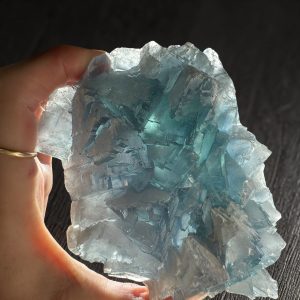 Alternative view of Blauwe "ice" fluoriet cluster uit Zhejiang - 3
