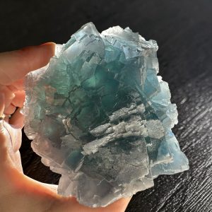 Alternative view of Blauwe "ice" fluoriet cluster uit Zhejiang - 4