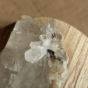 Brookiet in kwarts cluster - 5 - Afbeelding 3