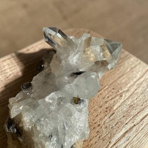 Brookiet in kwarts cluster - 6 - Afbeelding 3