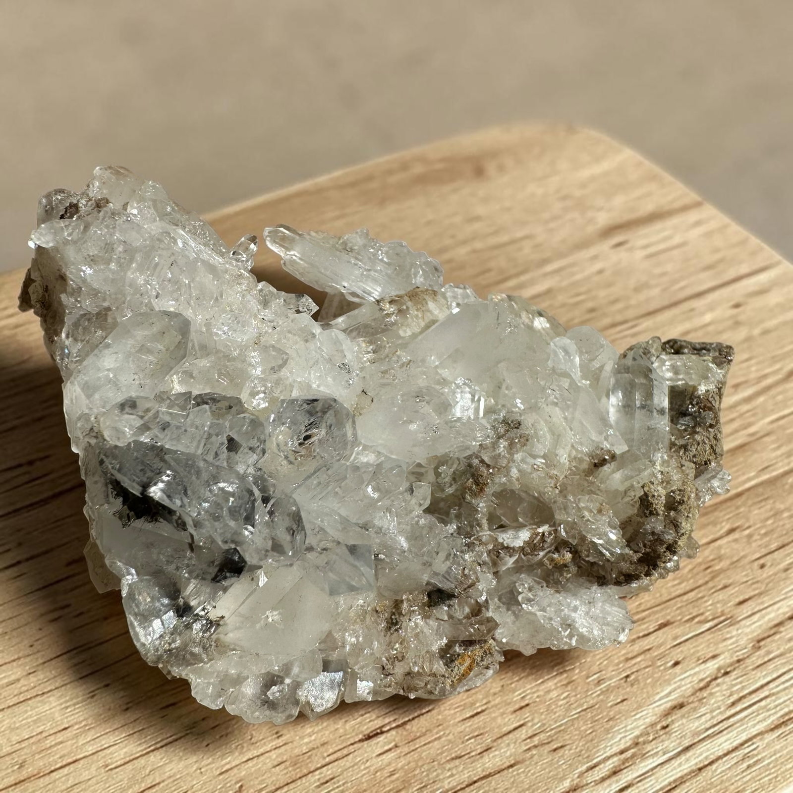Brookiet in kwarts cluster - 7 - Afbeelding 2
