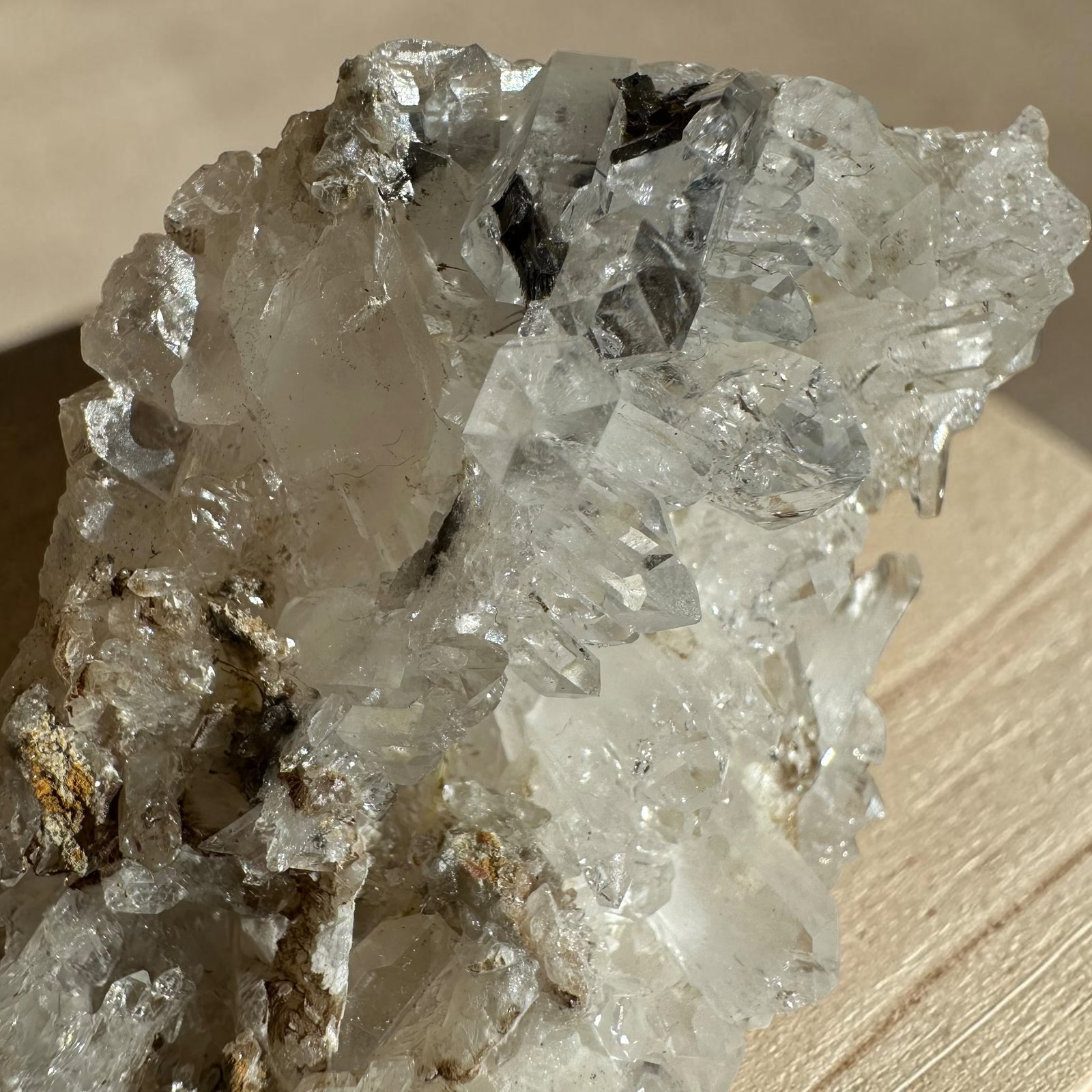 Brookiet in kwarts cluster - 7 - Afbeelding 3