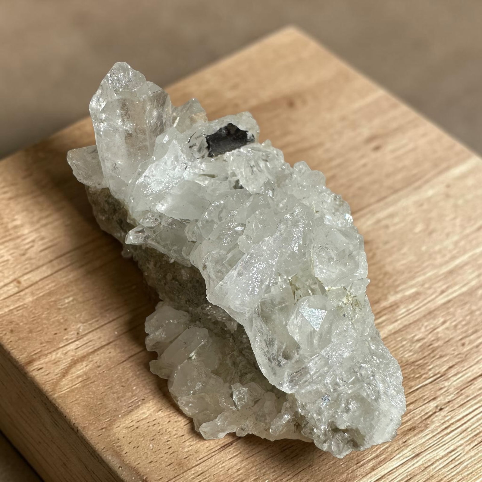 Brookiet in kwarts cluster - 10 - Afbeelding 2