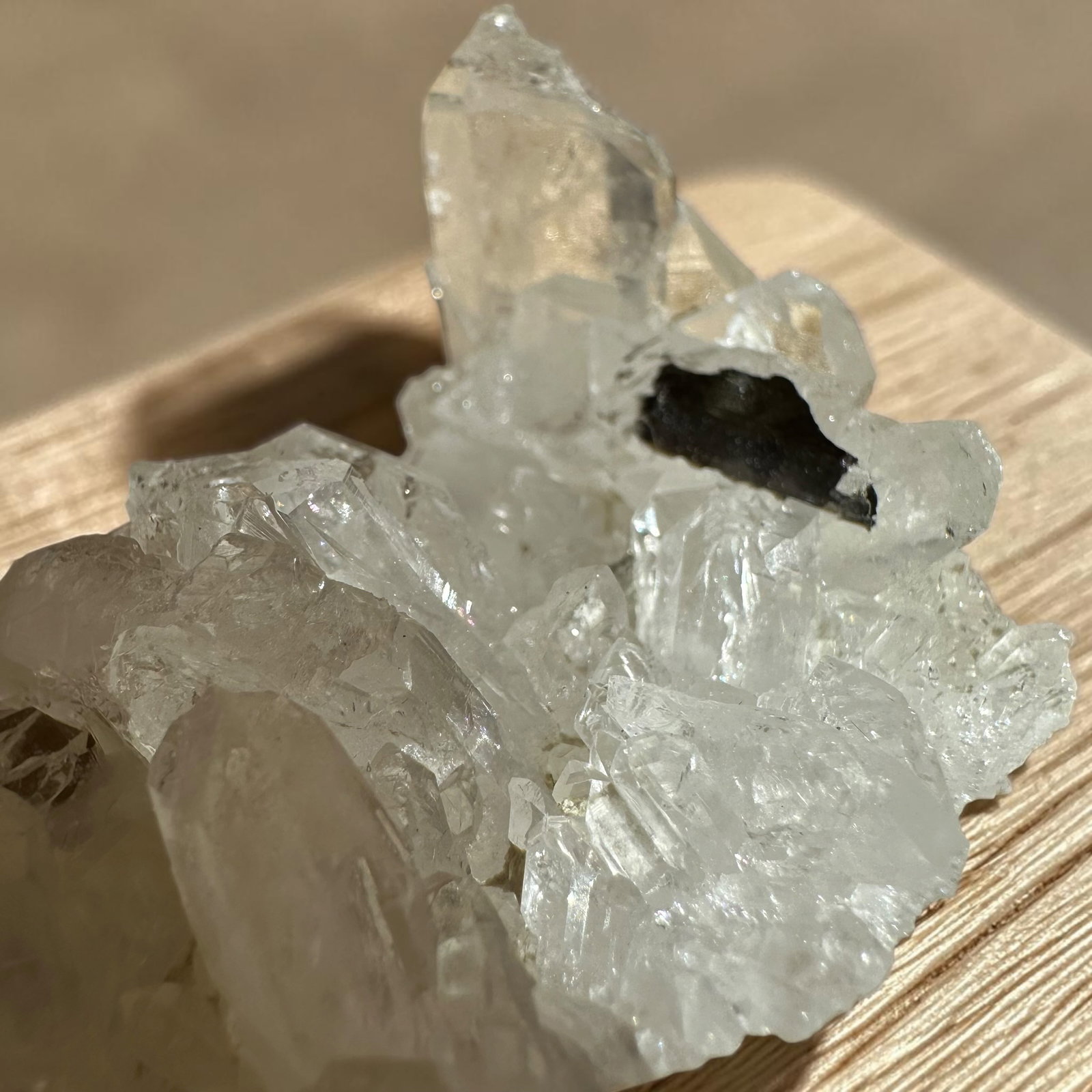 Brookiet in kwarts cluster - 10 - Afbeelding 3