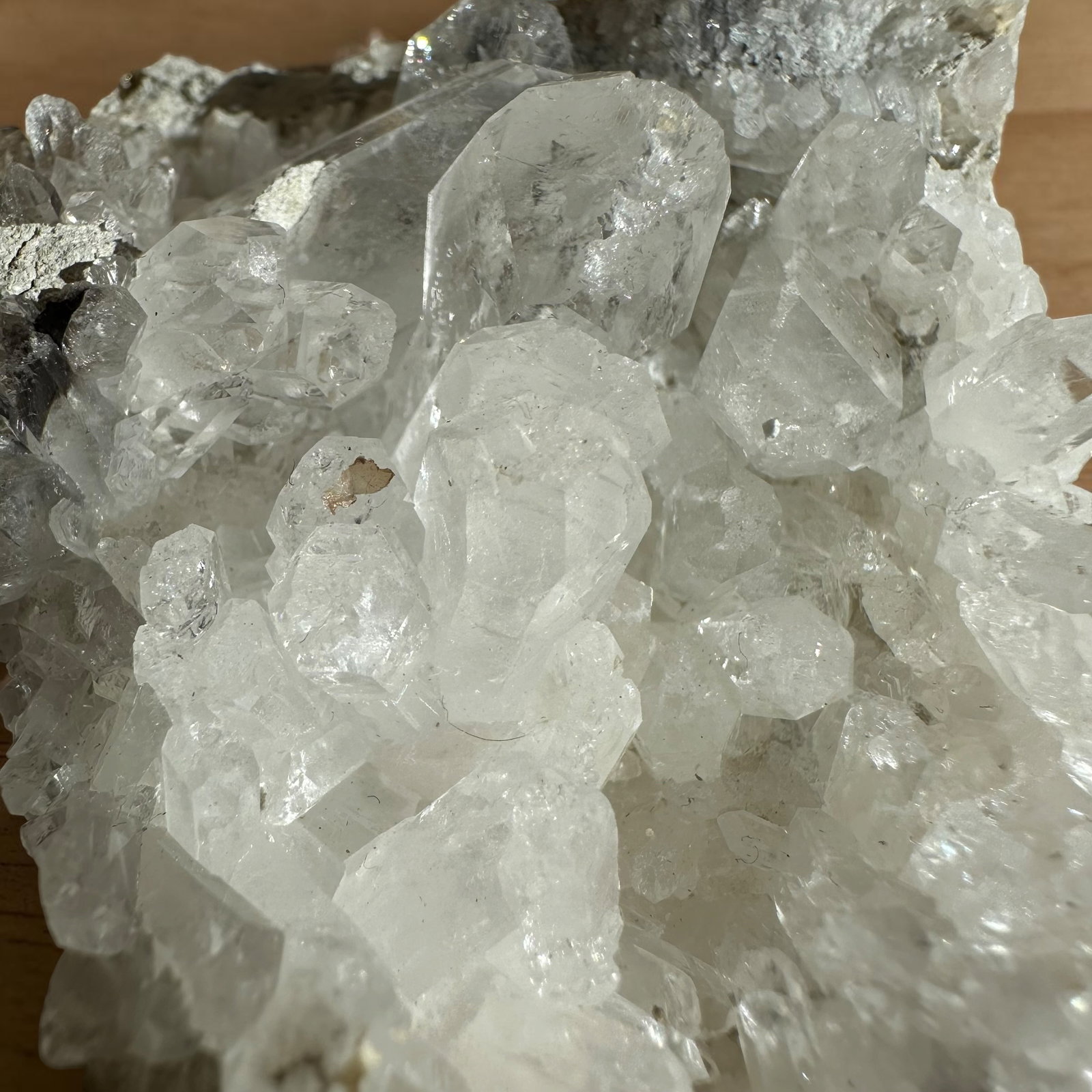 Brookiet in kwarts cluster - 11 - Afbeelding 3