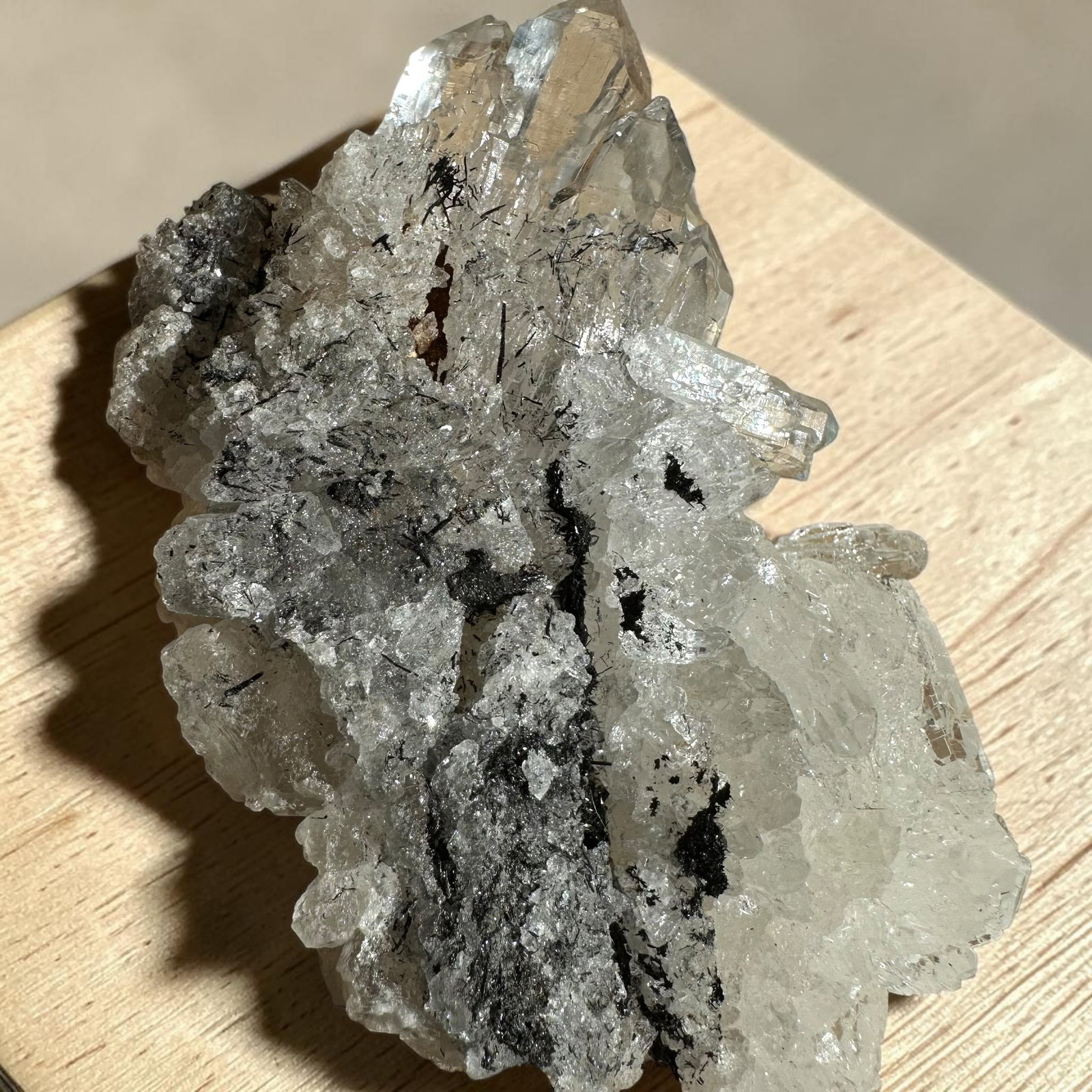 Brookiet in kwarts cluster - 12 - Afbeelding 3