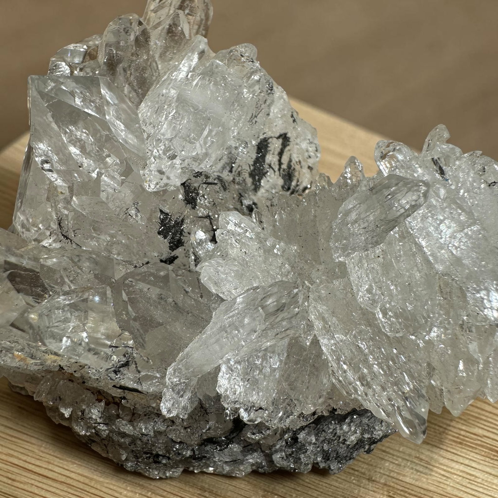 Brookiet in kwarts cluster - 12 - Afbeelding 4