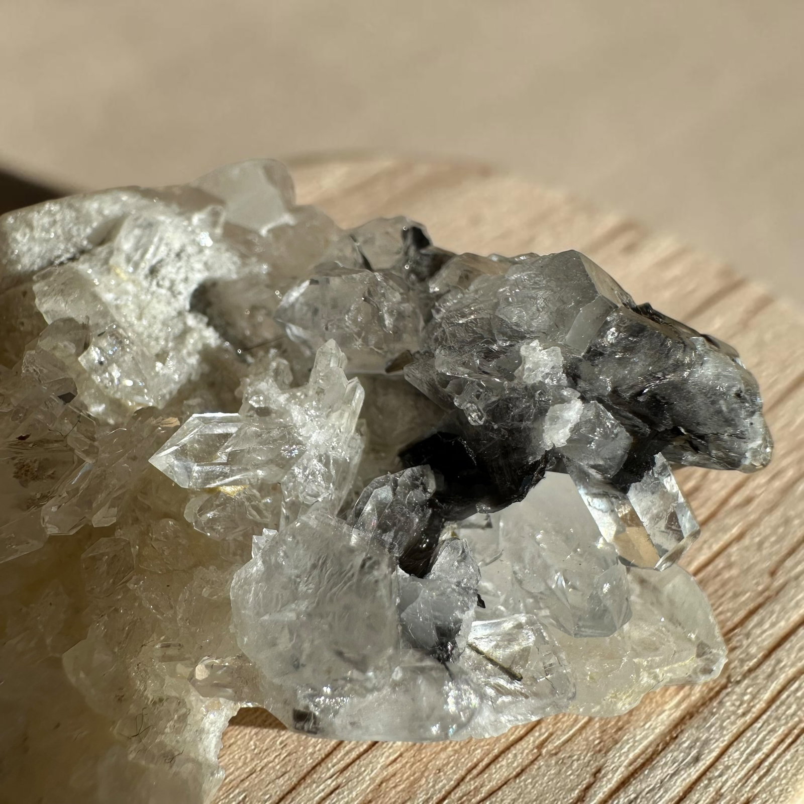 Brookiet in kwarts cluster - 14 - Afbeelding 3