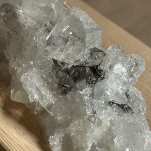 Brookiet in kwarts cluster - 15 - Afbeelding 3