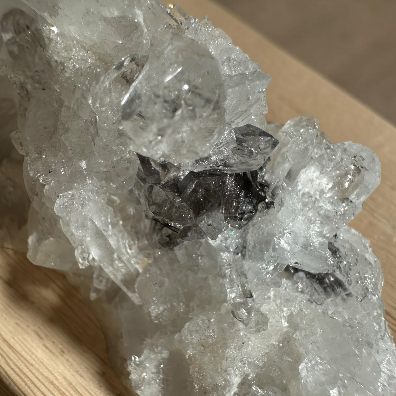 Brookiet in kwarts cluster - 15 - Afbeelding 3